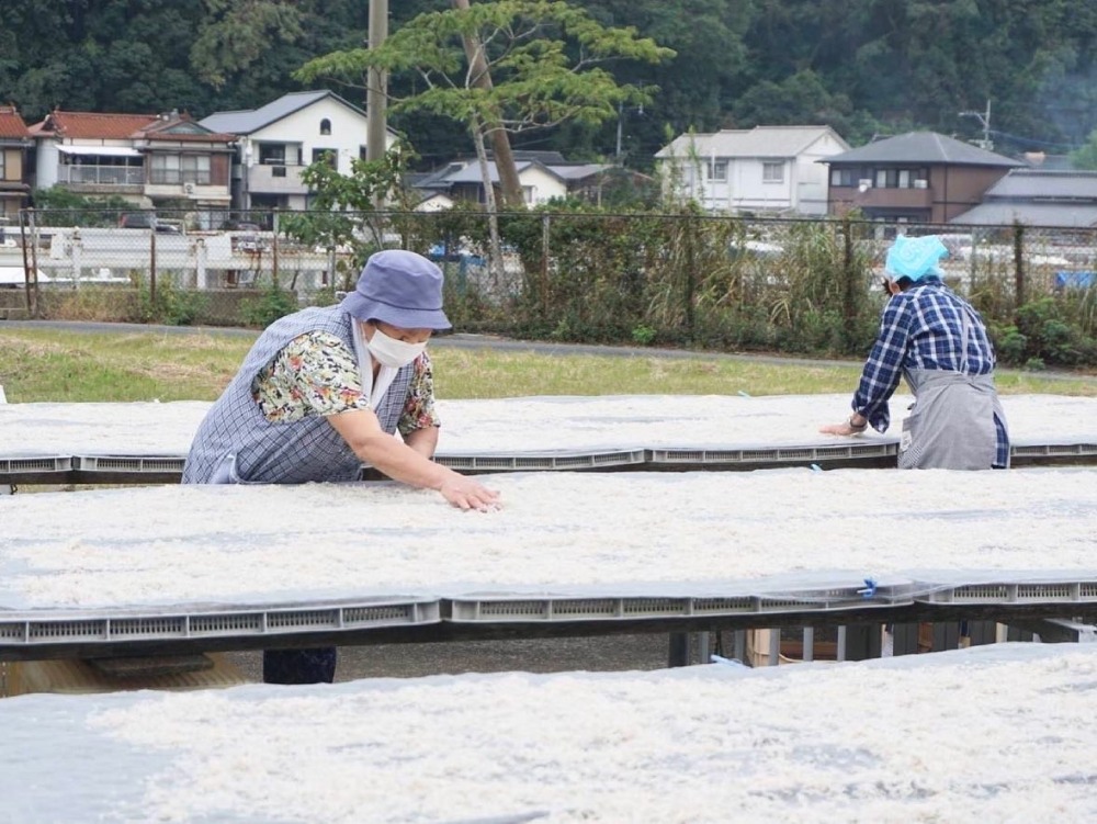 4.天日干しでじんわりと1時間半程かけて干し上げていきます。