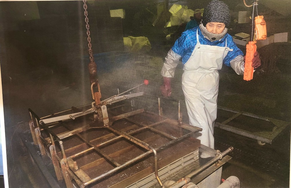 3.釜で4〜5分ほど湯がかれていきます。